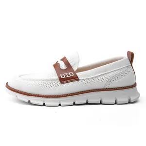 Vista lateral detallada de zapatos de malla blancos para hombre con detalles marrones
