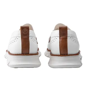 Vista trasera de zapatillas blancas transpirables para hombre con tiras marrones