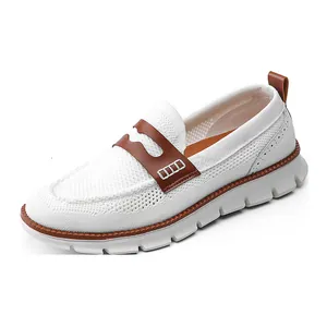 Mocasín de punto blanco transpirable para hombre con suela ligera y detalles en marrón