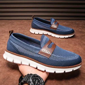 Stijlvolle ademende blauwe mesh heren instapschoenen met een lichte witte zool voor elke dag