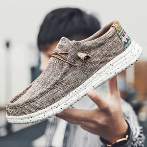 Gedetailleerde foto van bruine canvas loafer met etnisch patroon en gespikkelde zool