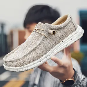Gedetailleerde close-up van kaki canvas loafer met gespikkelde zool en elastische veters