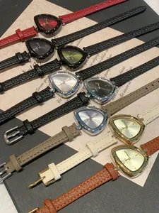 Collezione di orologi GEDI da donna con design triangolare e cinturino in vera pelle