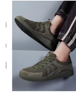 Detailopname van olijfgroene, ademende casual wandelsneakers met brede neus voor heren.