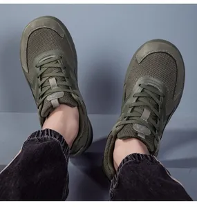 Detailweergave van de ademende olijfgroene barefoot schoenen voor heren met brede neus