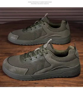Detailopname van olijfgroene herenwandelschoenen met brede neus en ademend mesh-materiaal.