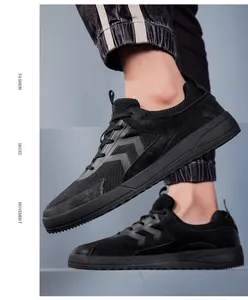 Zijaanzicht van zwarte ademende herensneakers met brede neus en suède details