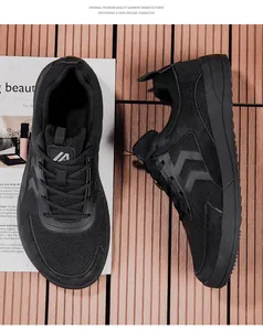 Detailweergave van zwarte ademende wandelschoenen voor heren met een brede neus