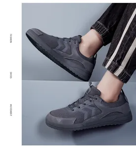 Detailopname van grijze heren wandelschoenen met een brede neus voor extra comfort