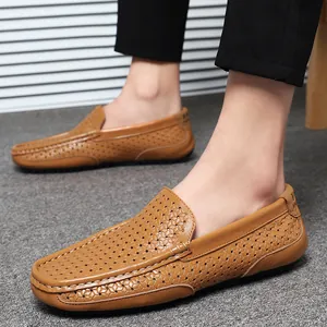 Nahaufnahme von braunen, perforierten Herren-Lederloafers mit handgefertigten Nähten