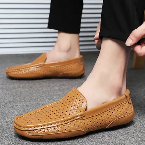 Detailaufnahme brauner, perforierter Herren-Leder-Loafer mit handgefertigten Nähten auf Teppich