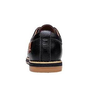 Detailansicht der Rückseite schwarzer Herren-Business-Lederschuhe mit hellbrauner Sohle