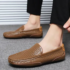 Detailansicht brauner Slipper aus echtem Leder mit durchbrochenem Lochmuster-Design.