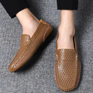 Detailansicht brauner handgenähter Herren-Leder-Loafer mit Lochmuster beim Tragen