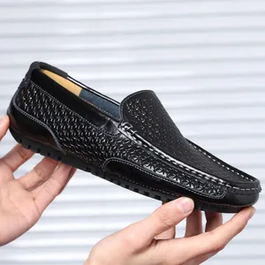 Detailansicht schwarzer geflochtener Leder-Loafer für Herren mit atmungsaktivem Design.