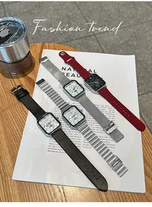 Collection de montres à quartz carrées avec bracelets en cuir et métal sur un magazine.