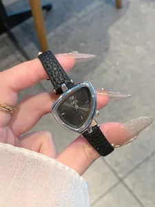Primo piano dell'orologio GEDI da donna con cassa triangolare unica e cinturino in pelle