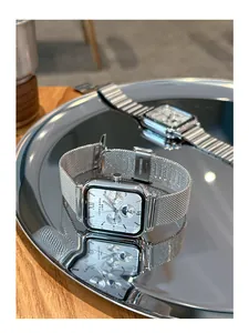 Montre à quartz carrée argentée avec bracelet en maille et cadran multifonction