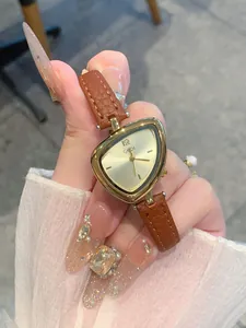 Primo piano dell'orologio GEDI da donna con cassa triangolare dorata irregolare