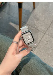 Gros plan d'une montre à quartz rectangulaire argentée dotée d'un bracelet en maille fine