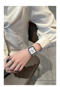 Élégante montre à quartz carrée argentée avec bracelet en maille en gros plan lifestyle