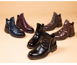 Vista detallada de botas de cuero retro plisadas para hombres con una cremallera