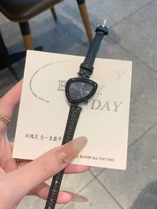 Vista dettagliata dell'orologio GEDI triangolare in pelle nera su una cartolina decorativa