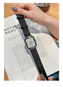 Vue détaillée d'une montre à quartz multifonctionnelle carrée avec bracelet en cuir noir