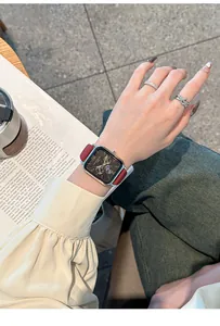 Montre à quartz carrée élégante avec bracelet en cuir rouge sur le poignet