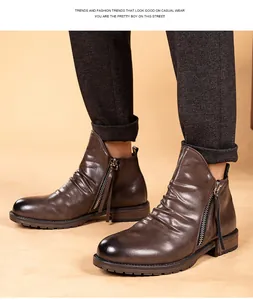 Vista lateral de botas de cuero marrón para hombre con pliegues y cremallera metálica