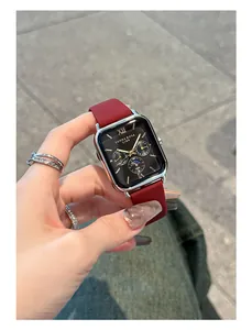 Montre à quartz carrée élégante avec bracelet rouge et cadran noir détaillé