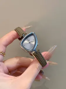 Dettaglio dell'elegante orologio GEDI da donna triangolare argento con cinturino marrone