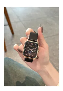 Vue détaillée d'une montre à quartz carrée avec boîtier en or rose et bracelet noir