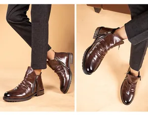 Vista multiángulo de botas de cuero marrón vintage con pliegues y cremallera lateral.