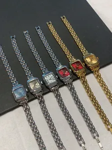 Vista dettagliata degli orologi al quarzo GUOU con quadrante quadrato e metallo