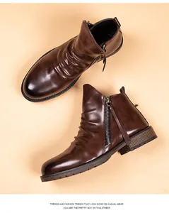 Vista detallada de botas de cuero marrón plisado con una elegante cremallera lateral