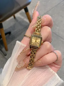 Elegante primo piano di un orologio a bracciale dorato GUOU con quadrante romano quadrato