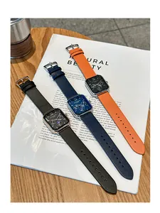 Vue détaillée de trois montres à quartz carrées de luxe avec bracelets en cuir sur magazine.