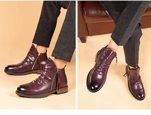 Vista detallada de botas de cuero burdeos para hombre con un elegante diseño plisado