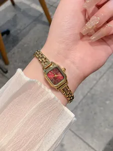 Elegante orologio a bracciale GUOU vintage dorato da donna con quadrante rosso.