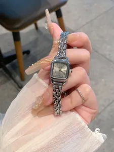 Primo piano dell'orologio al quarzo GUOU da donna argento con cinturino a catena