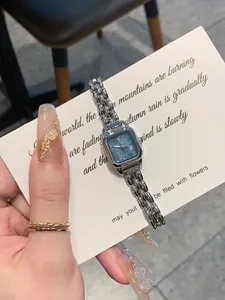 Primo piano dell'orologio a catena argento GUOU con quadrante blu e numeri romani
