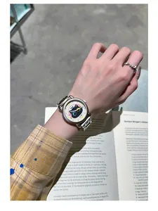 Gros plan d'une montre chat mignonne GCCLIYO avec bracelet en métal et bague étoile