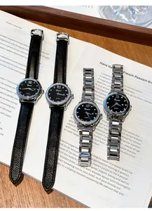 Detalle de relojes Dimini para mujer con esfera de cielo estrellado y bisel de strass.