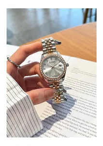 Detailansicht der EYKI Damenuhr mit Strass-Lünette und zweifarbigem Metallarmband