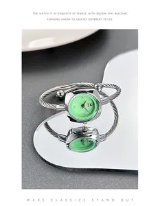 Primer plano del reloj GEDI para mujer con esfera verde y brazalete de cable trenzado