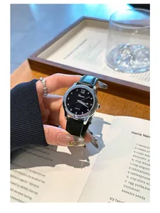 Detalle del reloj Dimini para mujer con esfera de cielo estrellado y correa de cuero negro.