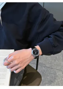 Elegante reloj de lujo Dimini para mujer con esfera de cielo estrellado y correa de piel negra.