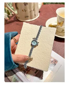 Nahaufnahme einer Vintage-Damenuhr mit hellblauem Zifferblatt und silbernem Armband