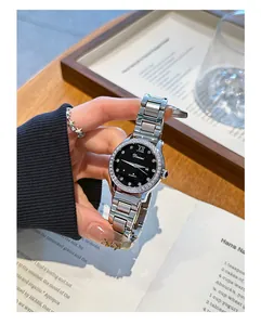 Detalle del reloj de lujo Dimini para mujer con esfera de cielo estrellado